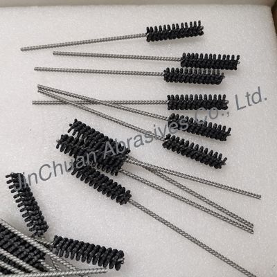 Szczotki do precyzyjnego polerowania otworów i obróbki otworów wewnętrznych zainstalowane na narzędziach frezarek CNC